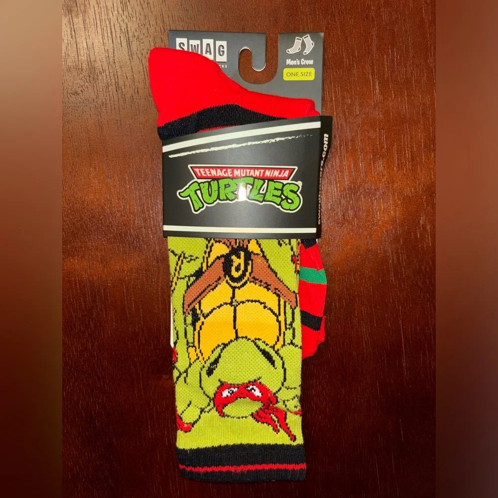 TEENAGE MUTANT NINJA TURTLES “RAPHAEL” SWAG CREW SOCKS NWT MEN’S SHOE SIZE 8-13